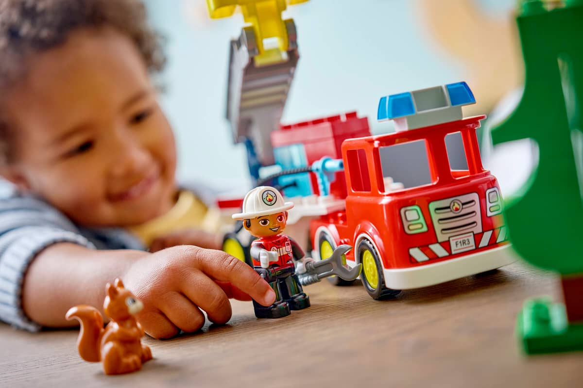 LEGO DUPLO TOWN CAMIÓN DE BOMBEROS CON MANGUERA Y BOMBEROS - Imagen 6